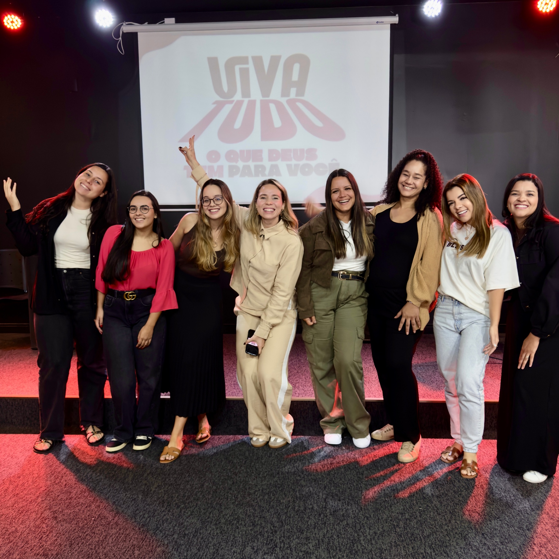 Grupo de mulheres no encontro Viva Tudo o que Deus Tem para Você